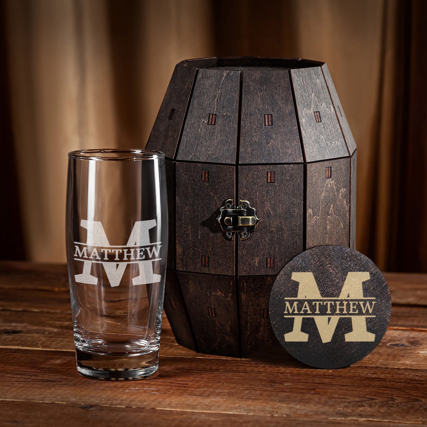 Groomsmen Gift – Personalized Beer Glass Set in Wooden Barrel