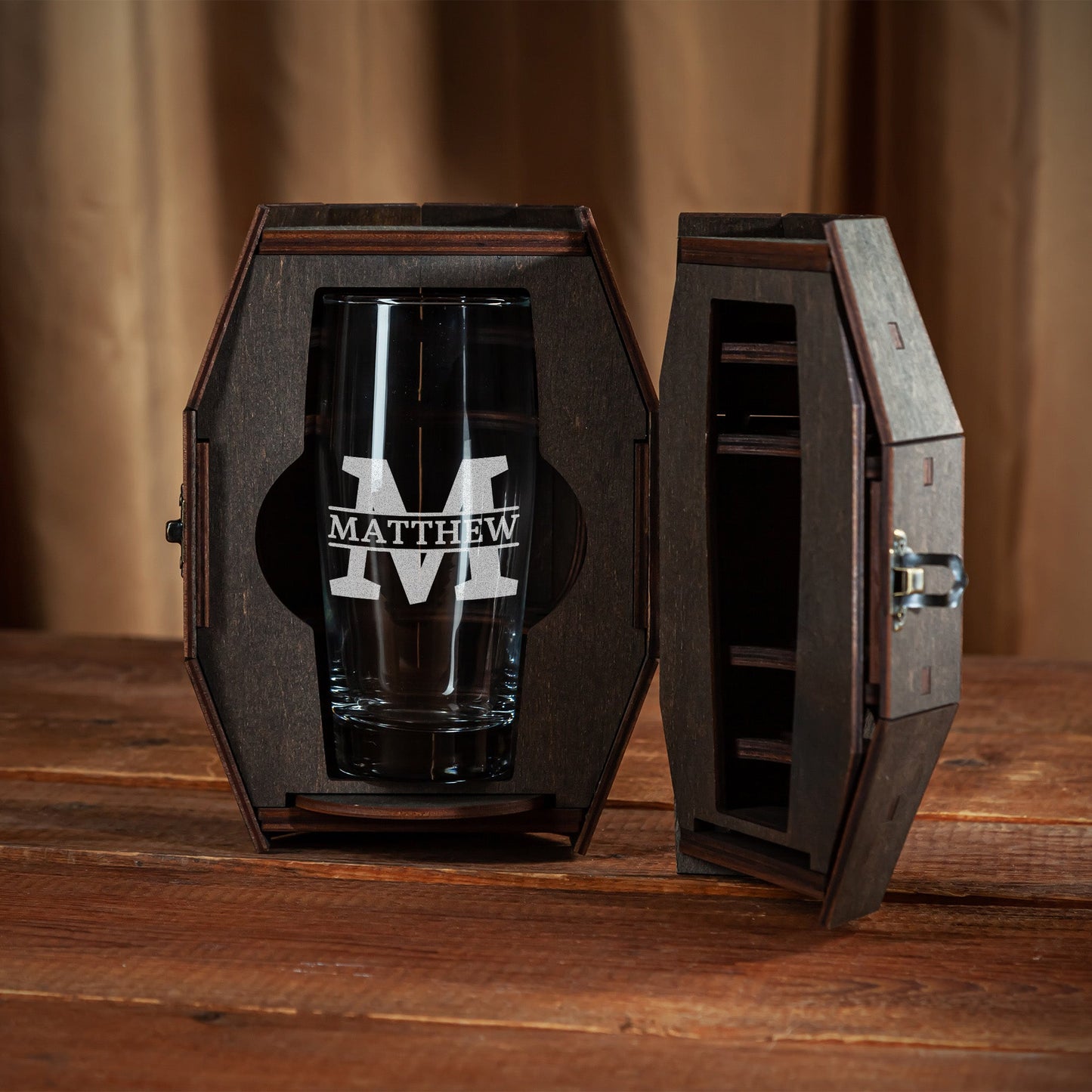 Groomsmen Gift – Personalized Beer Glass Set in Wooden Barrel