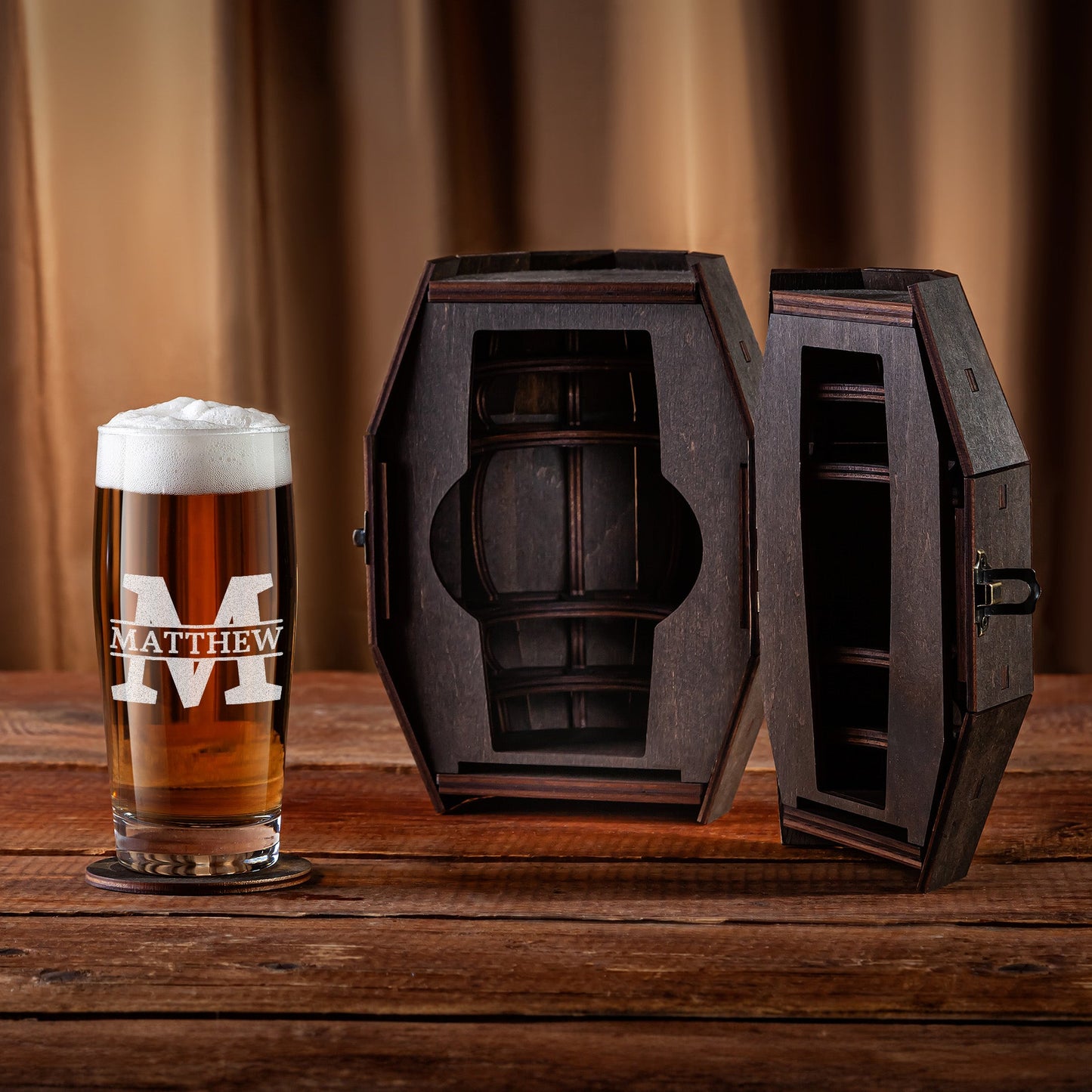 Groomsmen Gift – Personalized Beer Glass Set in Wooden Barrel