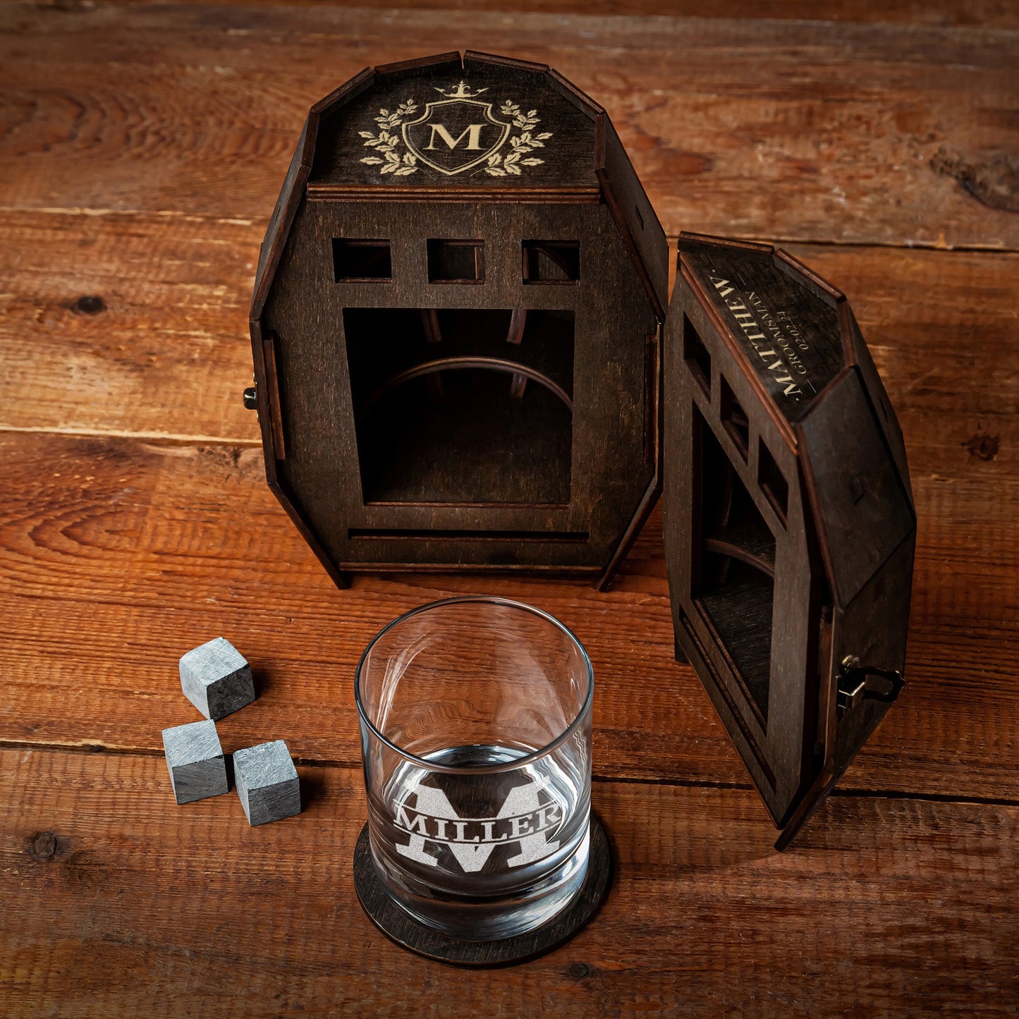 Groomsmen Personalized Whiskey Glass in Wooden Barrel